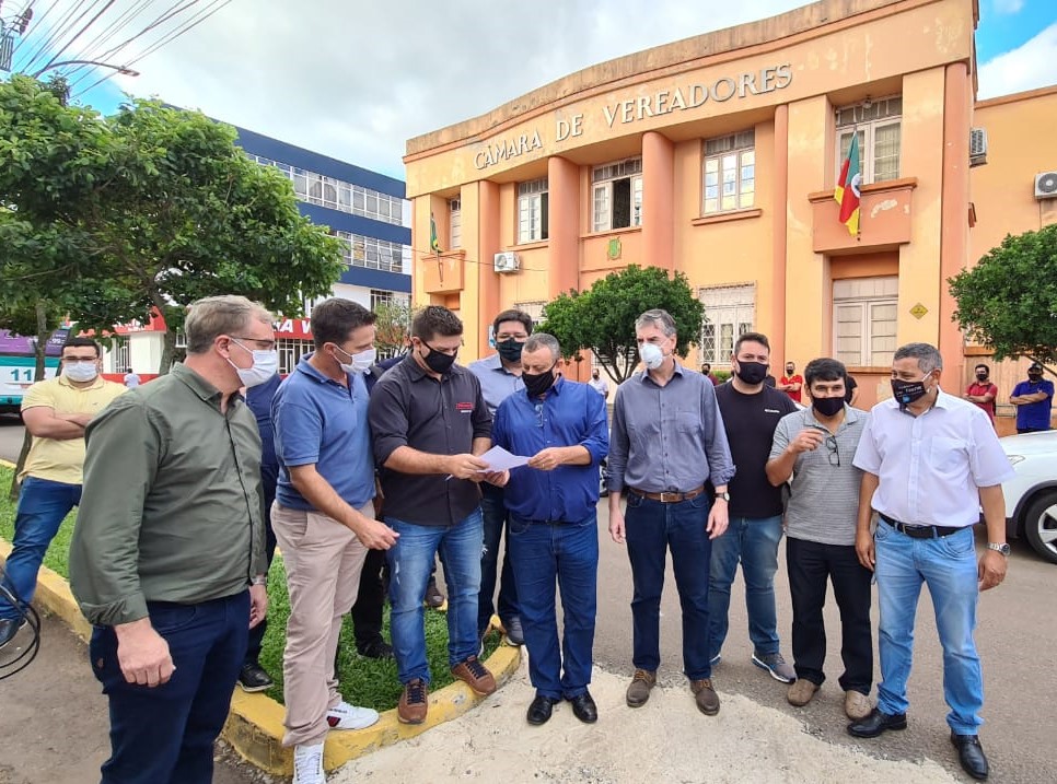 Comerciantes realizam manifestação pela abertura do setor de comércio, hotelaria e gastronomia de Santo Ângelo