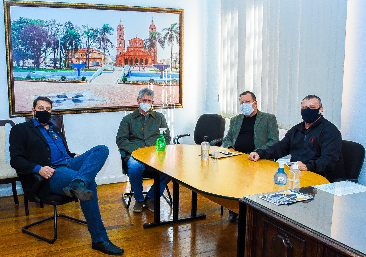 Deputado Federal Afonso Motta visita Casa Legislativa