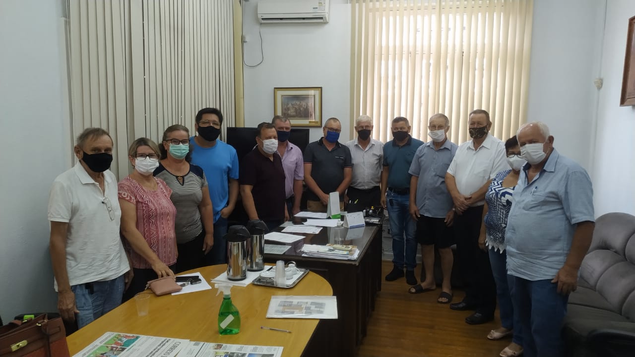 Representantes do Clube União, do distrito de Buriti, visitam o Gabinete da Presidência. 