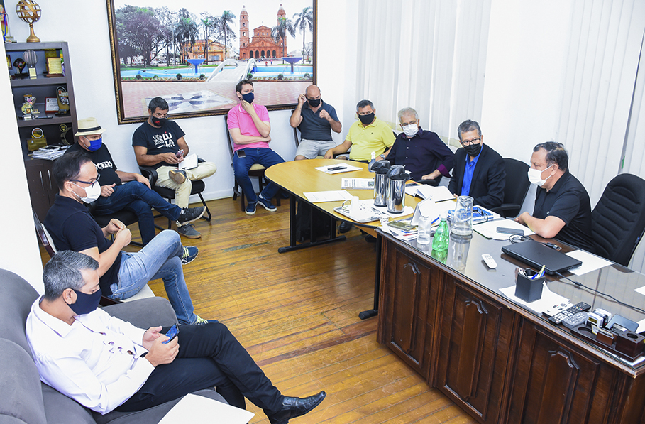   Reunião com Secretários Municipais, trata de cedência de área para a aldeia indígena Tekoa Pyau.