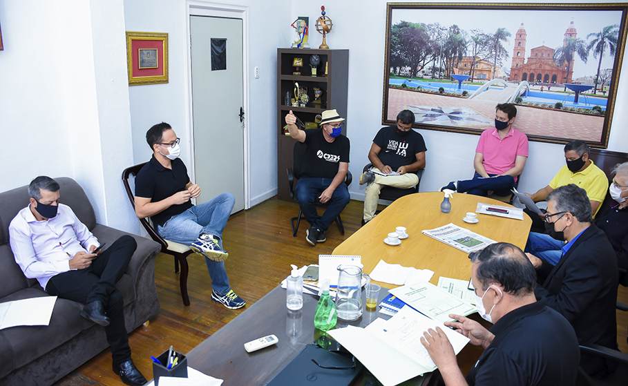   Reunião com Secretários Municipais, trata de cedência de área para a aldeia indígena Tekoa Pyau.