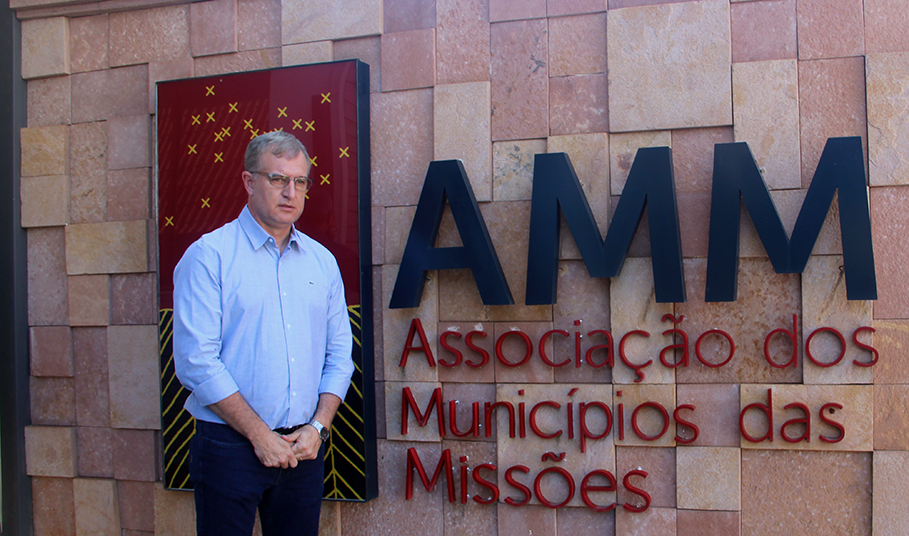LEGISLATIVO PRESTIGIOU POSSE DO PREFEITO JACQUES BARBOSA COMO PRESIDENTE DA AMM