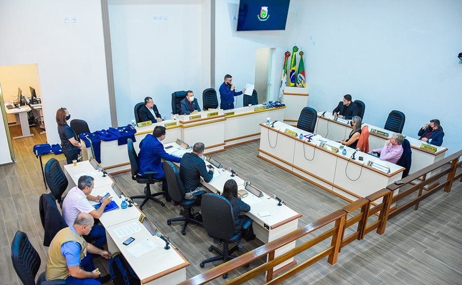 SECRETÁRIO DE EDUCAÇÃO REALIZOU A APRESENTAÇÃO DOS UNIFORMES ESCOLARES PARA OS VEREADORES