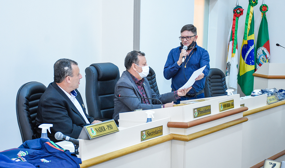 SECRETÁRIO DE EDUCAÇÃO REALIZOU A APRESENTAÇÃO DOS UNIFORMES ESCOLARES PARA OS VEREADORES