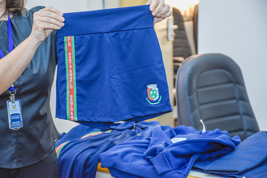 SECRETÁRIO DE EDUCAÇÃO REALIZOU A APRESENTAÇÃO DOS UNIFORMES ESCOLARES PARA OS VEREADORES