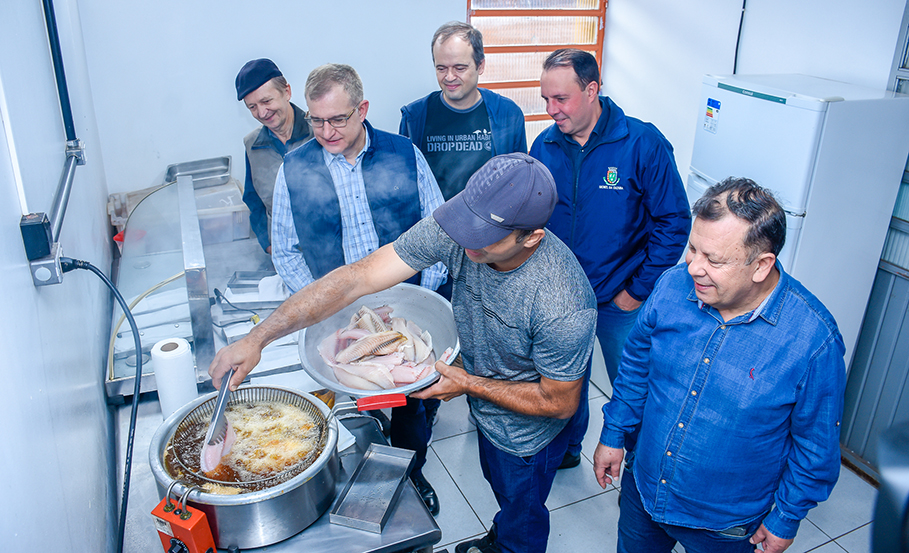Legislativo prestigiou a tradicional feira do peixe.