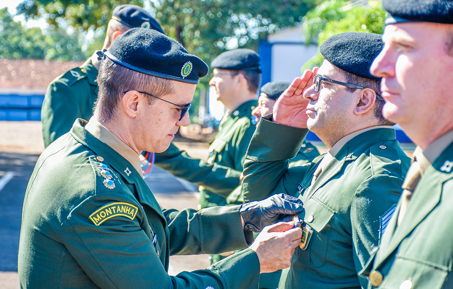 O PODER LEGISLATIVO PRESTIGIA A SOLENIDADE EM HOMENAGEM AO EXÉRCITO BRASILEIRO