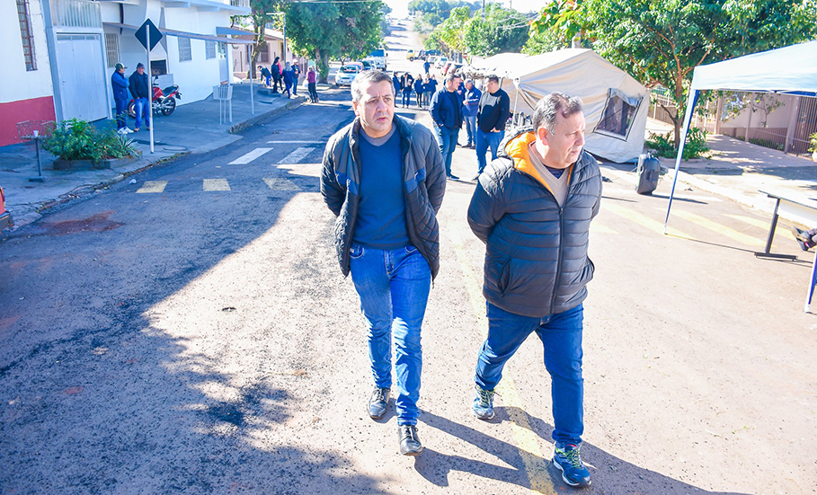 Vereadores acompanham os trabalhos do projeto Prefeitura nos Bairros