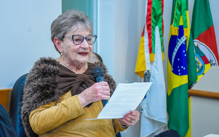 Legislativo concede a Janira do Couto Mânica a Ordem da Cruz Missioneira 