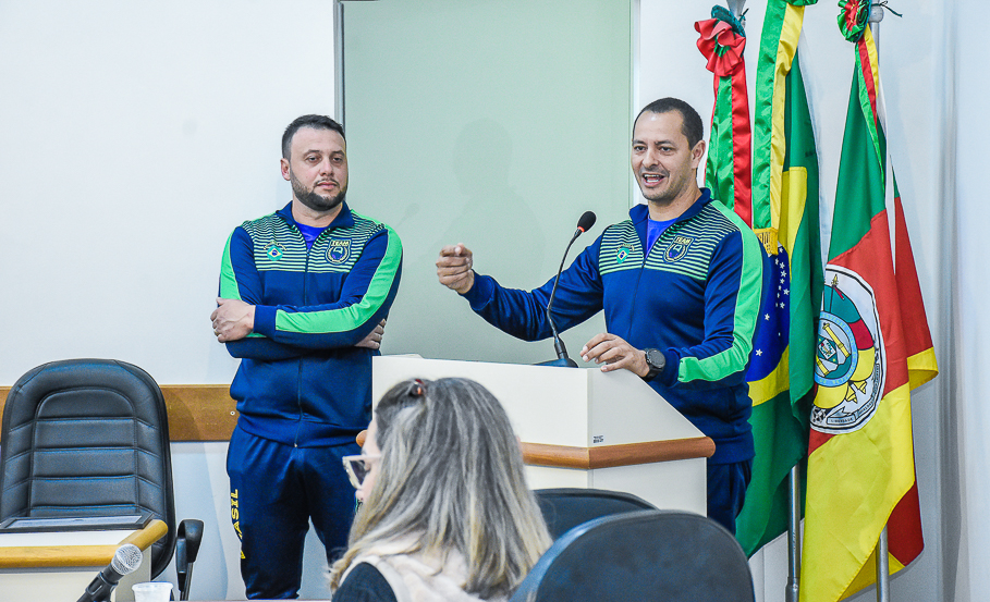 Atletas santo-angelenses do Kettlebell Sport são homenageados pelo Legislativo 