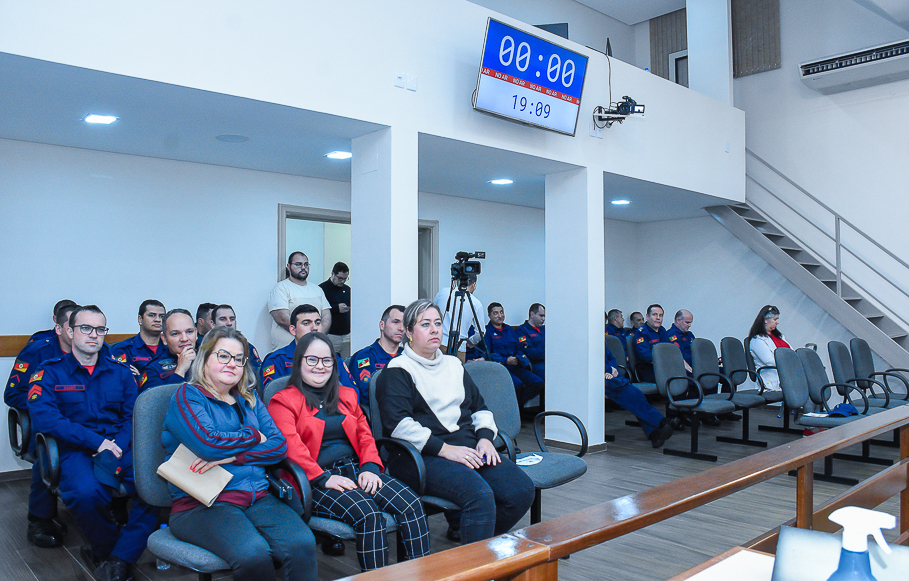 Bombeiros que atuaram contra o incêndio na Argentina recebem homenagem do Legislativo