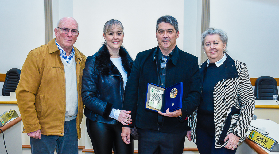 Empresário Flávio Panzenhagen recebe Ordem da Cruz Missioneira 