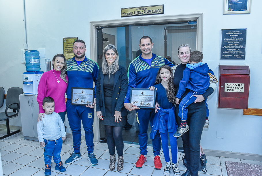 Atletas santo-angelenses do Kettlebell Sport são homenageados pelo Legislativo 