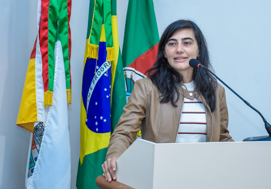 Eleita melhor jogadora de futsal do mundo, Luciléia Minuzzo, recebe a Ordem da Cruz Missioneira 