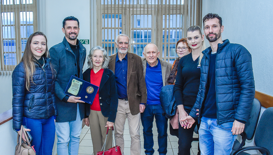Artista Hiper-realista, Fabiano Millani, recebe a Ordem da Cruz Missioneira