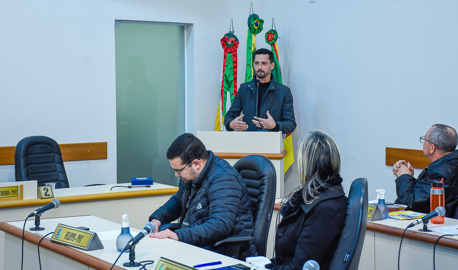 Artista Hiper-realista, Fabiano Millani, recebe a Ordem da Cruz Missioneira