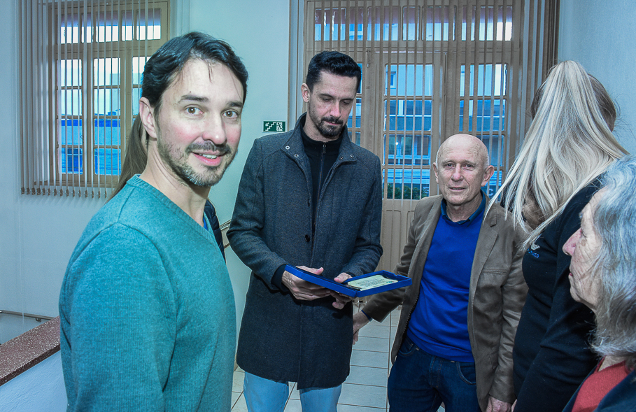 Artista Hiper-realista, Fabiano Millani, recebe a Ordem da Cruz Missioneira