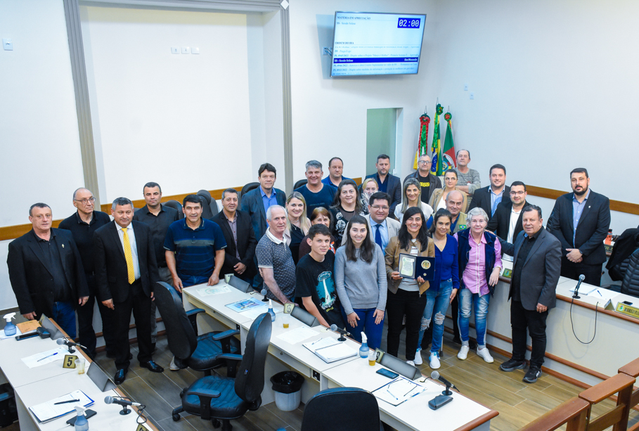 Eleita melhor jogadora de futsal do mundo, Luciléia Minuzzo, recebe a Ordem da Cruz Missioneira 