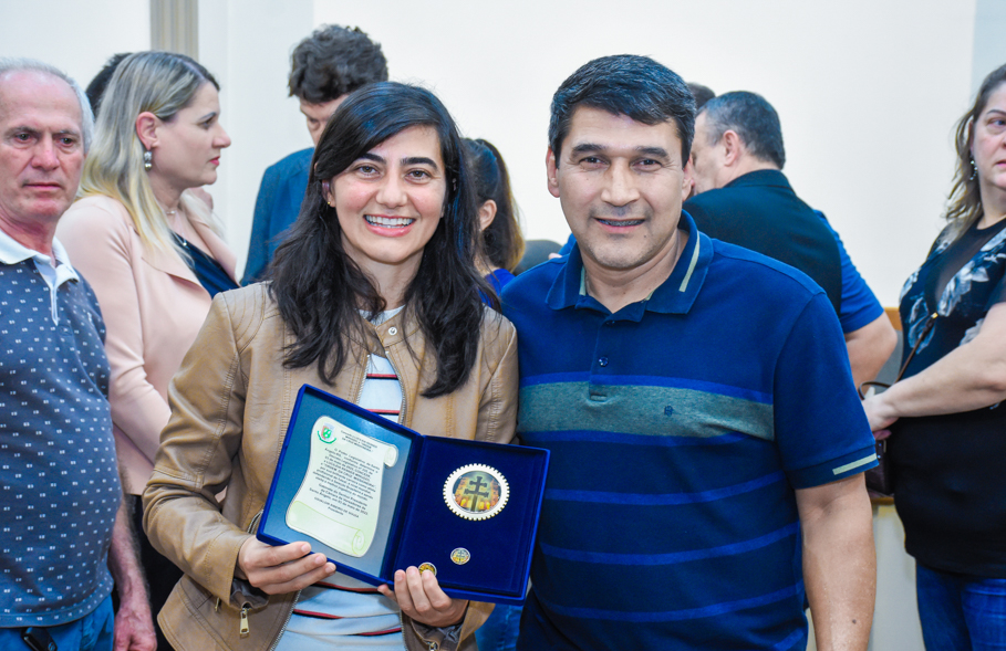 Eleita melhor jogadora de futsal do mundo, Luciléia Minuzzo, recebe a Ordem da Cruz Missioneira 