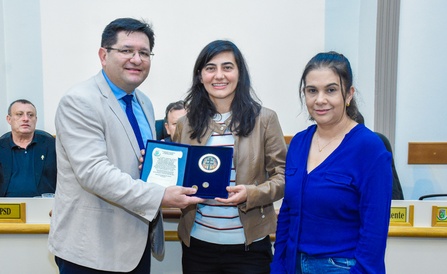 Eleita melhor jogadora de futsal do mundo, Luciléia Minuzzo, recebe a Ordem da Cruz Missioneira 