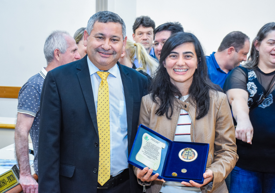 Eleita melhor jogadora de futsal do mundo, Luciléia Minuzzo, recebe a Ordem da Cruz Missioneira 