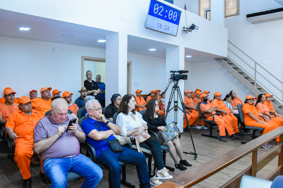 Garis santo-angelenses recebem homenagem especial do Legislativo