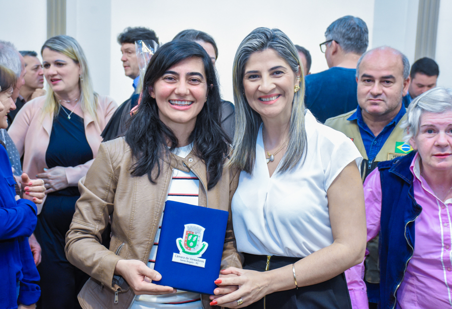 Eleita melhor jogadora de futsal do mundo, Luciléia Minuzzo, recebe a Ordem da Cruz Missioneira 