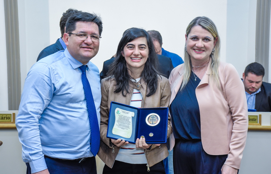 Eleita melhor jogadora de futsal do mundo, Luciléia Minuzzo, recebe a Ordem da Cruz Missioneira 