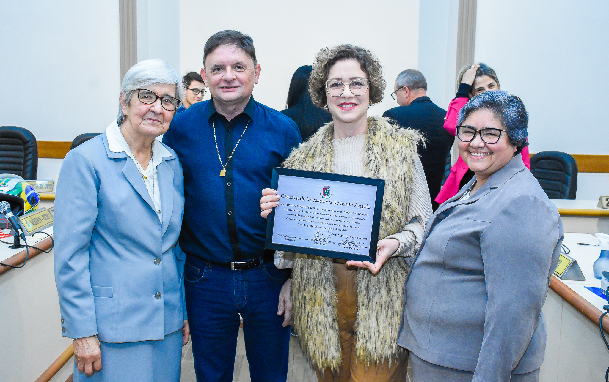 Legislativo homenageia Colégio Teresa Verzeri pela passagem de seus 90 anos