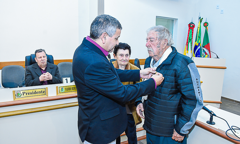 Músico Arnóbio Bilia recebe a Ordem da Cruz Missioneira