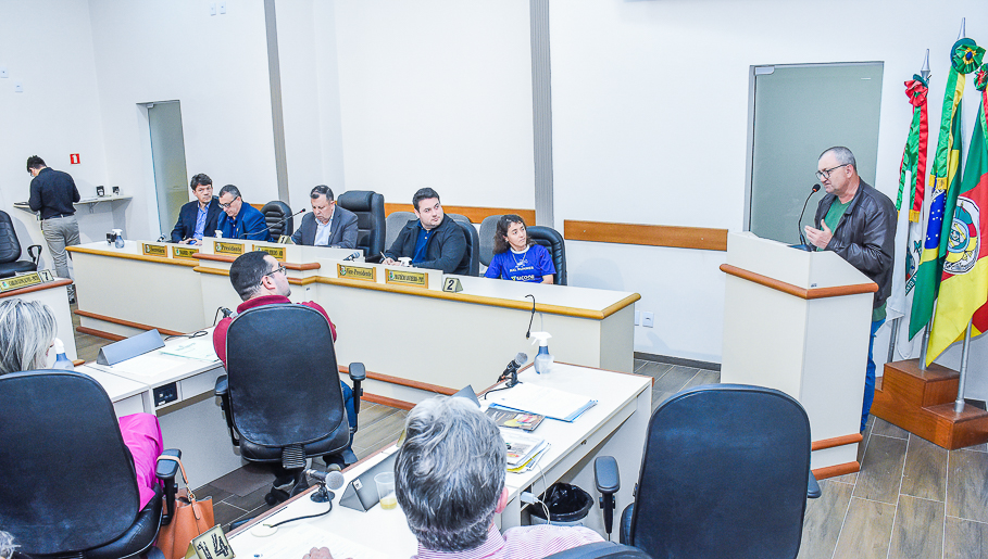 Atleta maratonista, Luciana da Luz recebe homenagem do Legislativo
