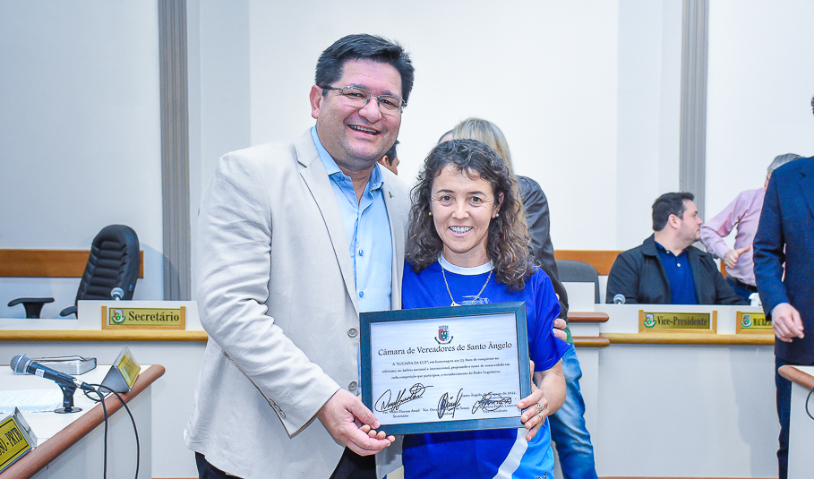 Atleta maratonista, Luciana da Luz recebe homenagem do Legislativo