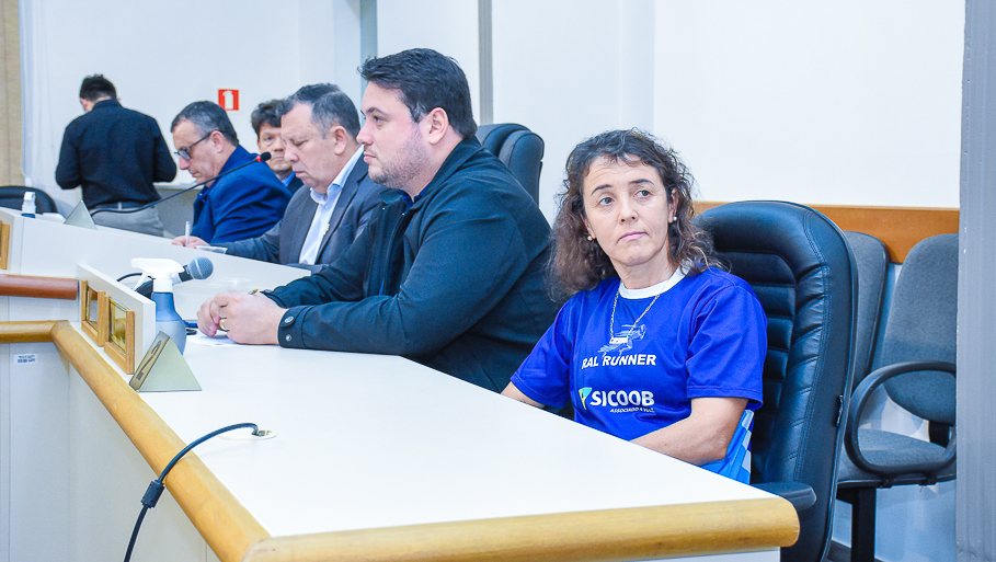Atleta maratonista, Luciana da Luz recebe homenagem do Legislativo