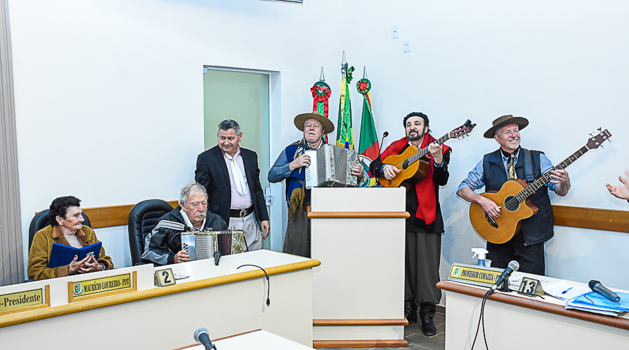 Músico Arnóbio Bilia recebe a Ordem da Cruz Missioneira