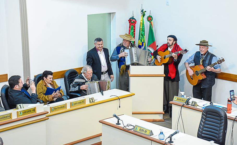 Músico Arnóbio Bilia recebe a Ordem da Cruz Missioneira