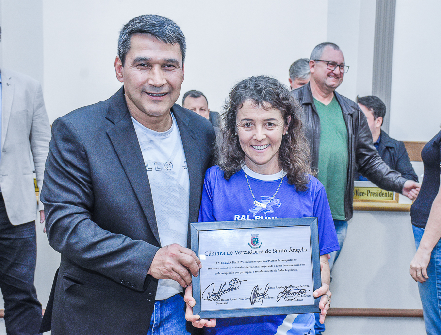 Atleta maratonista, Luciana da Luz recebe homenagem do Legislativo