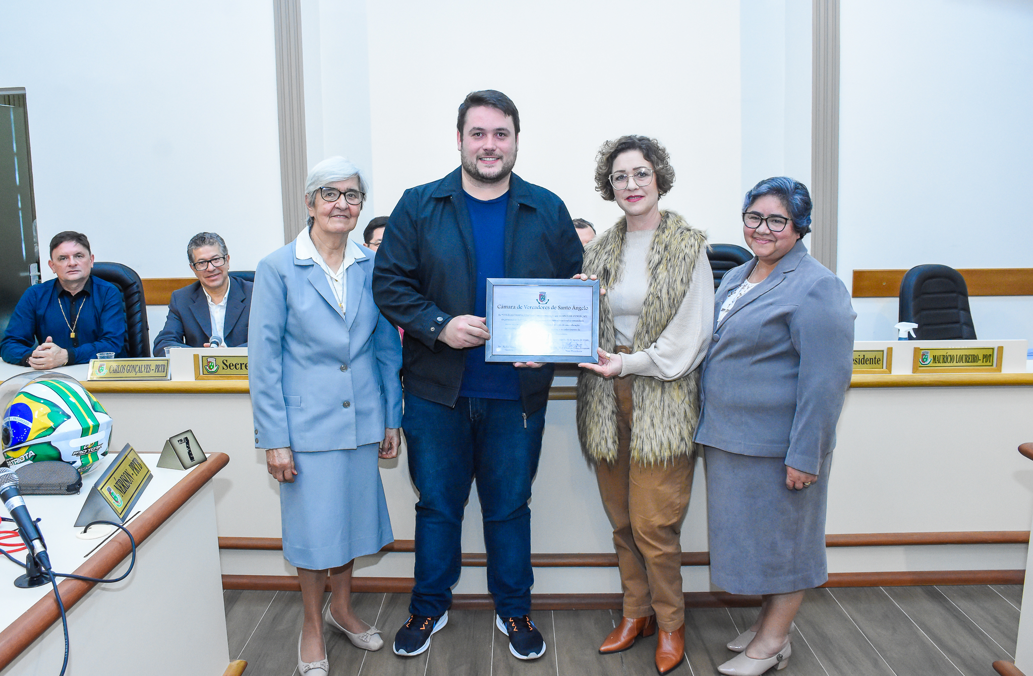 Legislativo homenageia Colégio Teresa Verzeri pela passagem de seus 90 anos