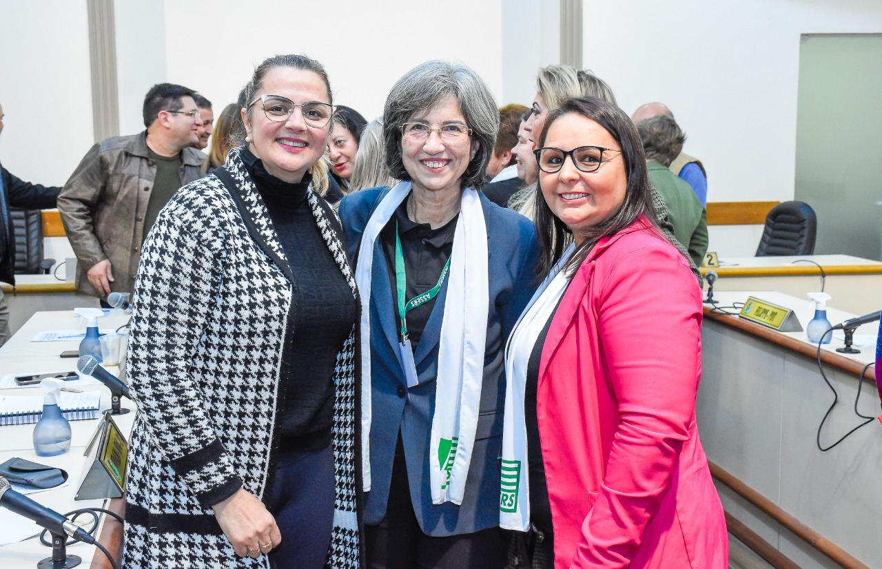  Associação dos Supervisores de Educação do RS recebe homenagem da Câmara de Vereadores