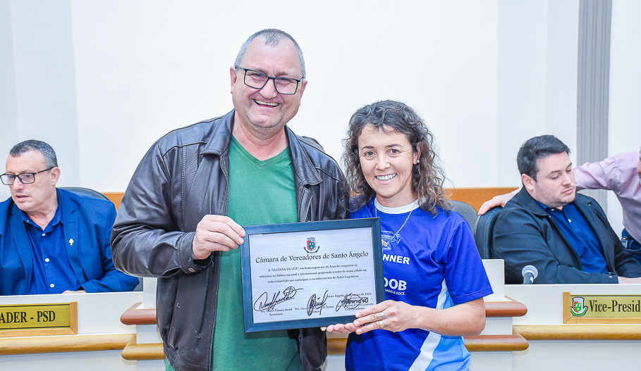 Atleta maratonista, Luciana da Luz recebe homenagem do Legislativo