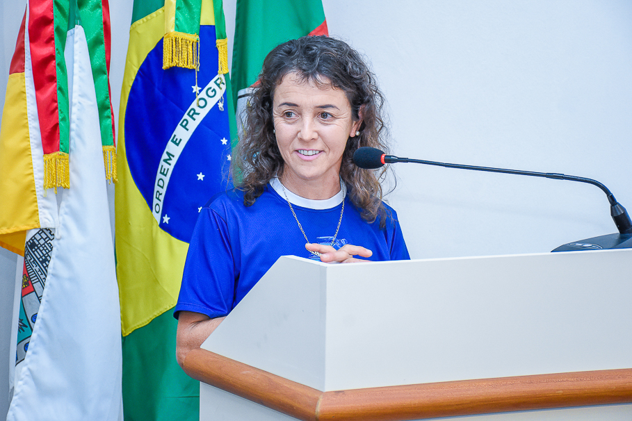 Atleta maratonista, Luciana da Luz recebe homenagem do Legislativo