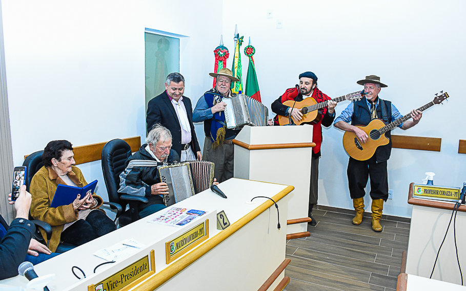 Músico Arnóbio Bilia recebe a Ordem da Cruz Missioneira