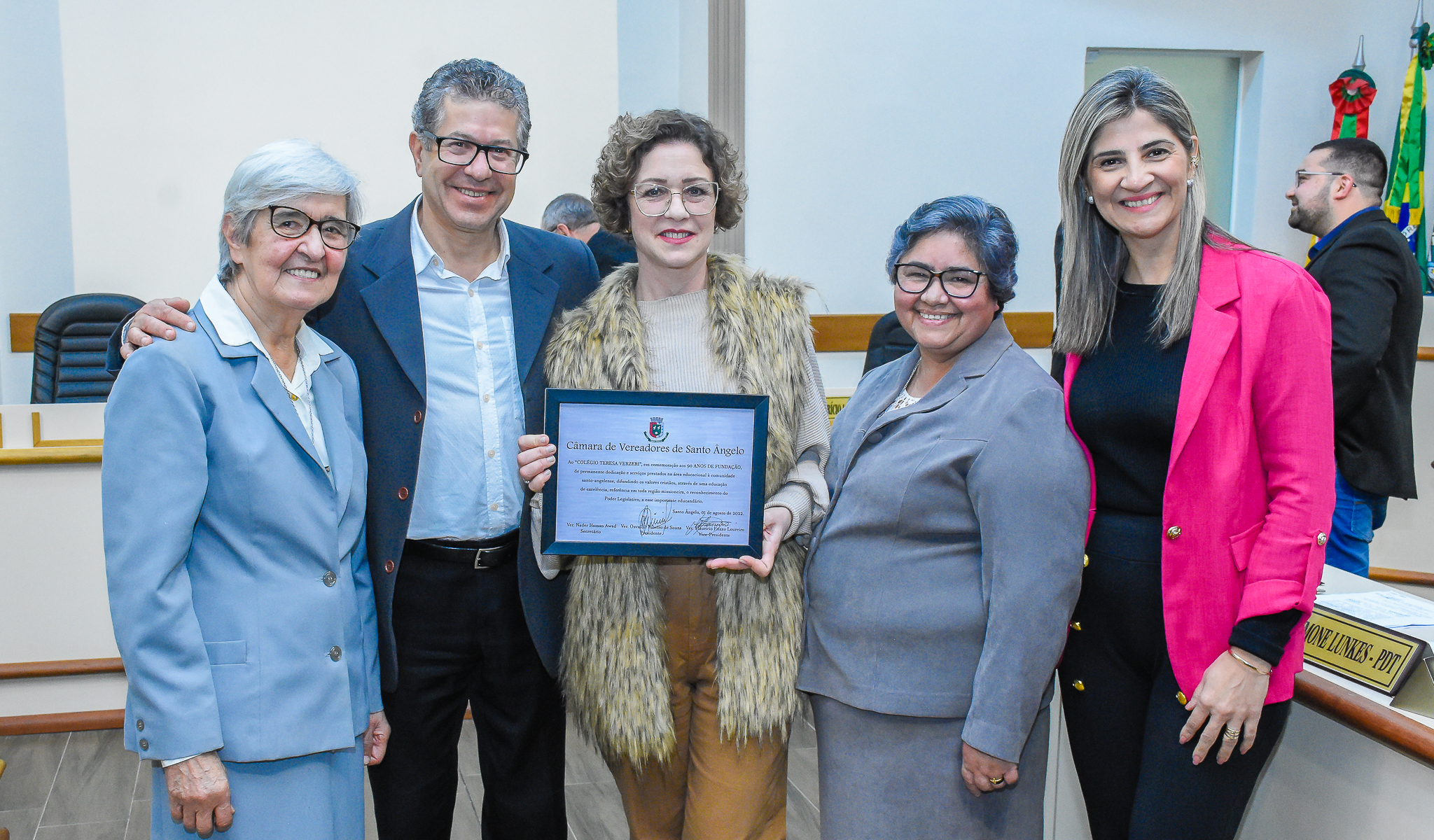Legislativo homenageia Colégio Teresa Verzeri pela passagem de seus 90 anos
