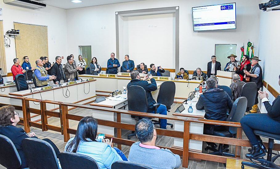 Músico Arnóbio Bilia recebe a Ordem da Cruz Missioneira