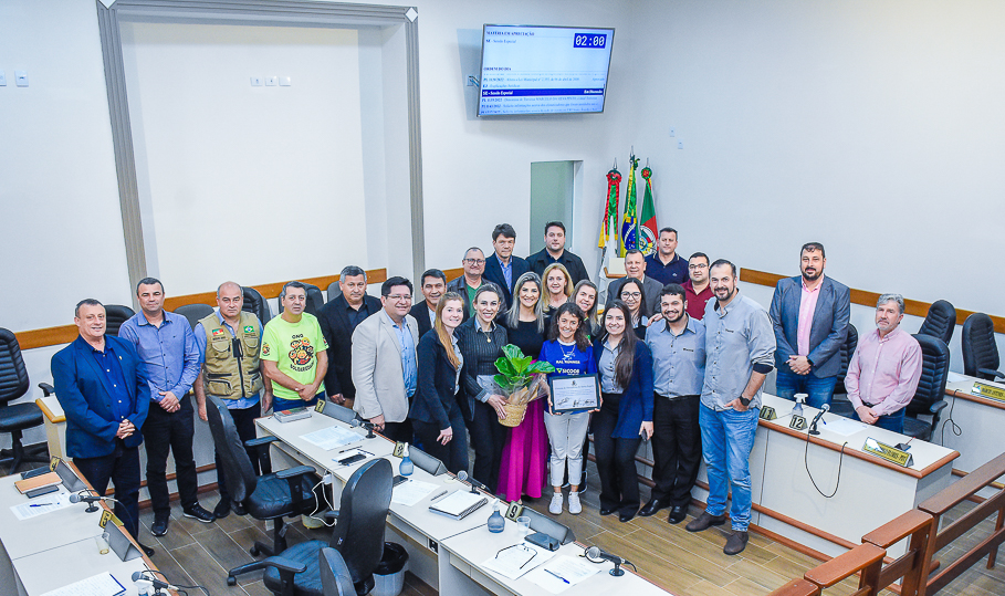 Atleta maratonista, Luciana da Luz recebe homenagem do Legislativo