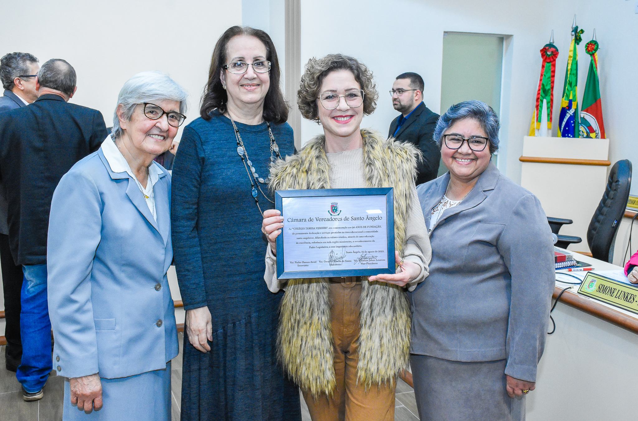 Legislativo homenageia Colégio Teresa Verzeri pela passagem de seus 90 anos