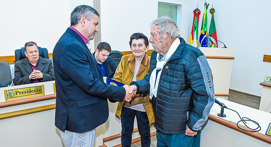 Músico Arnóbio Bilia recebe a Ordem da Cruz Missioneira