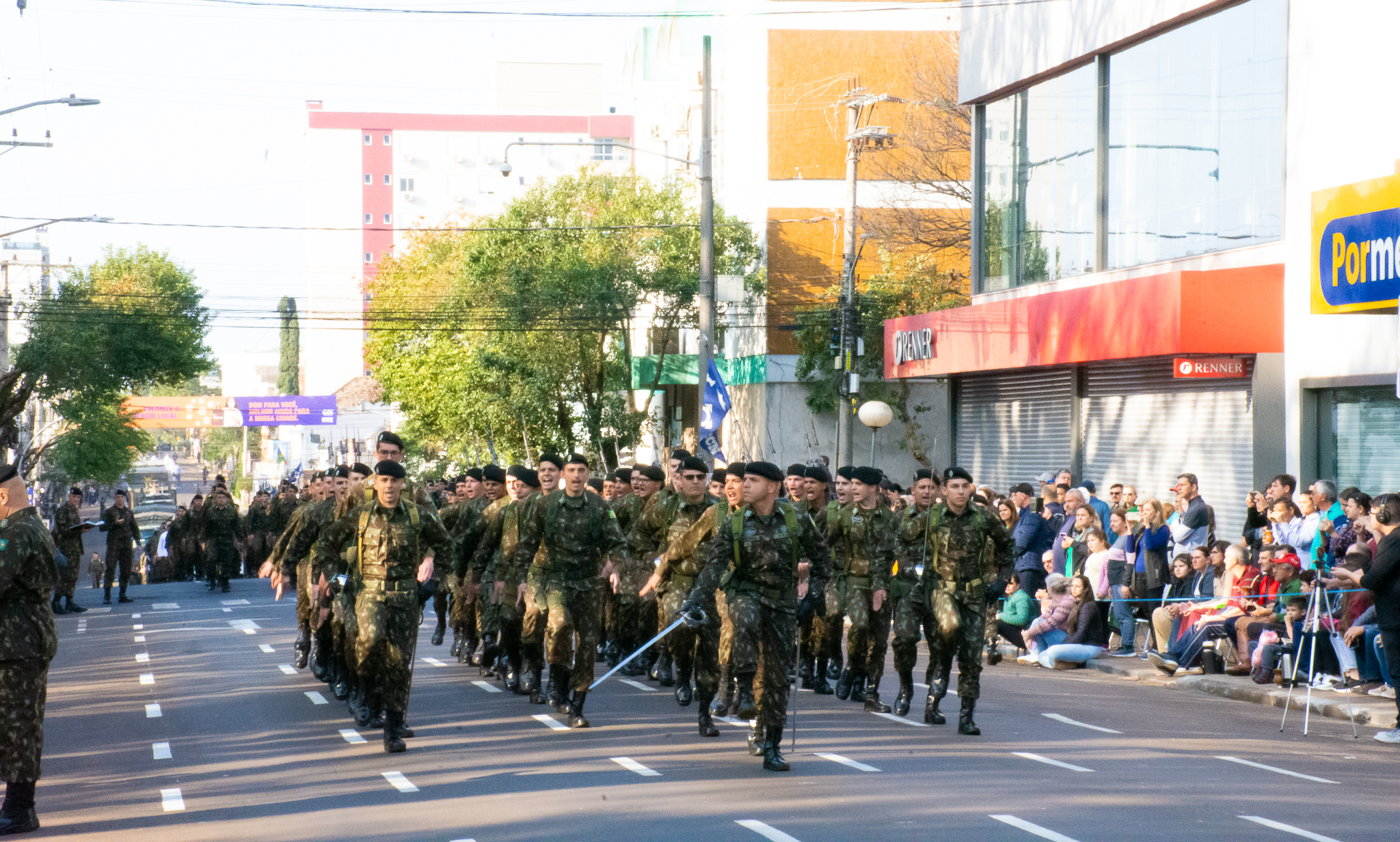 Legislativo prestigia desfile cívico celebrando os 200 anos da Independência do Brasil