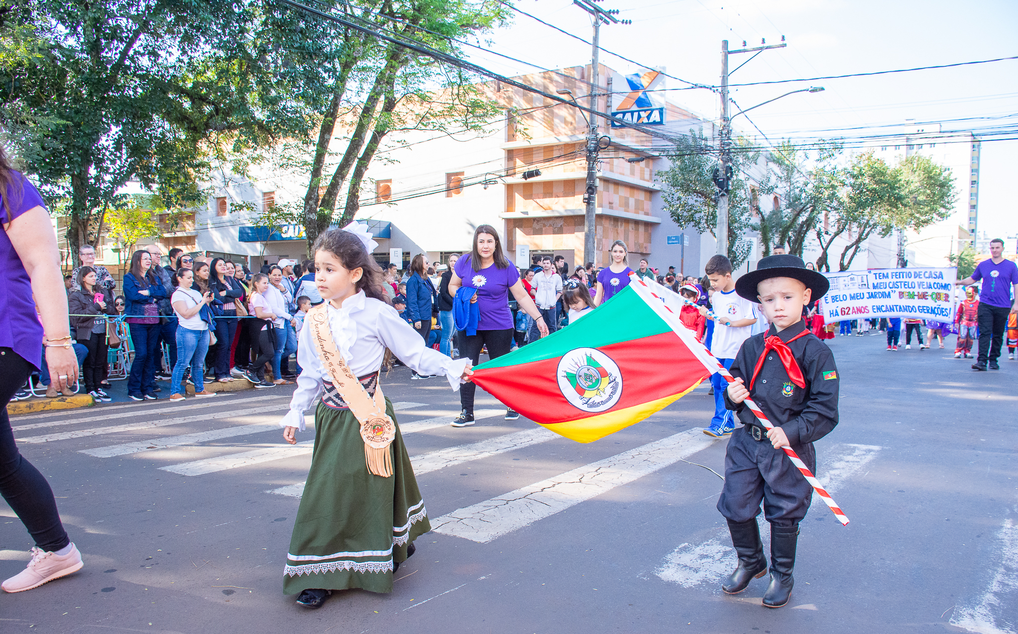 Legislativo prestigia desfile cívico celebrando os 200 anos da Independência do Brasil