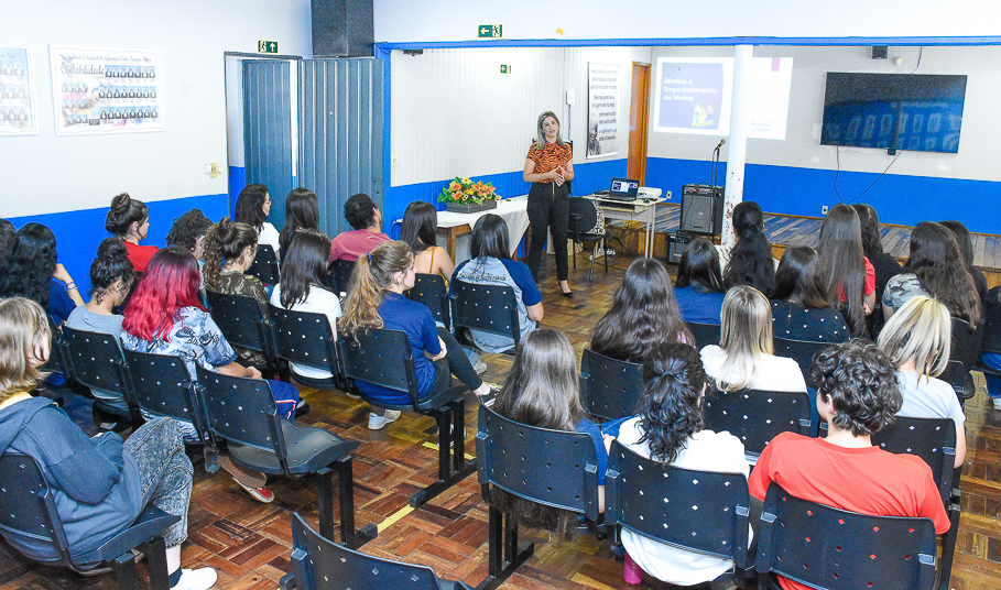 Procuradoria da Mulher realiza palestra sobre o papel da mulher na sociedade atual