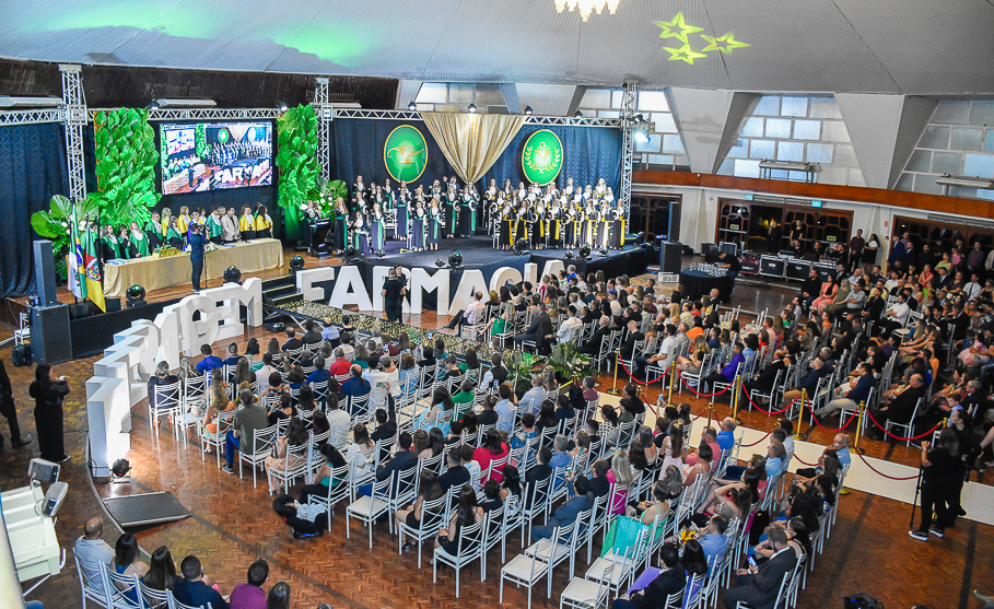 Legislativo santo-angelense prestigia  formatura dos cursos de Enfermagem e Farmácia da URI